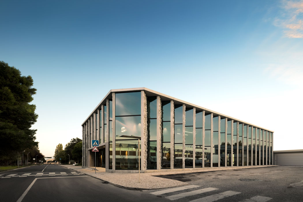 By facing the glass panels on the facade towards the garden, natural light can easily enter the interior