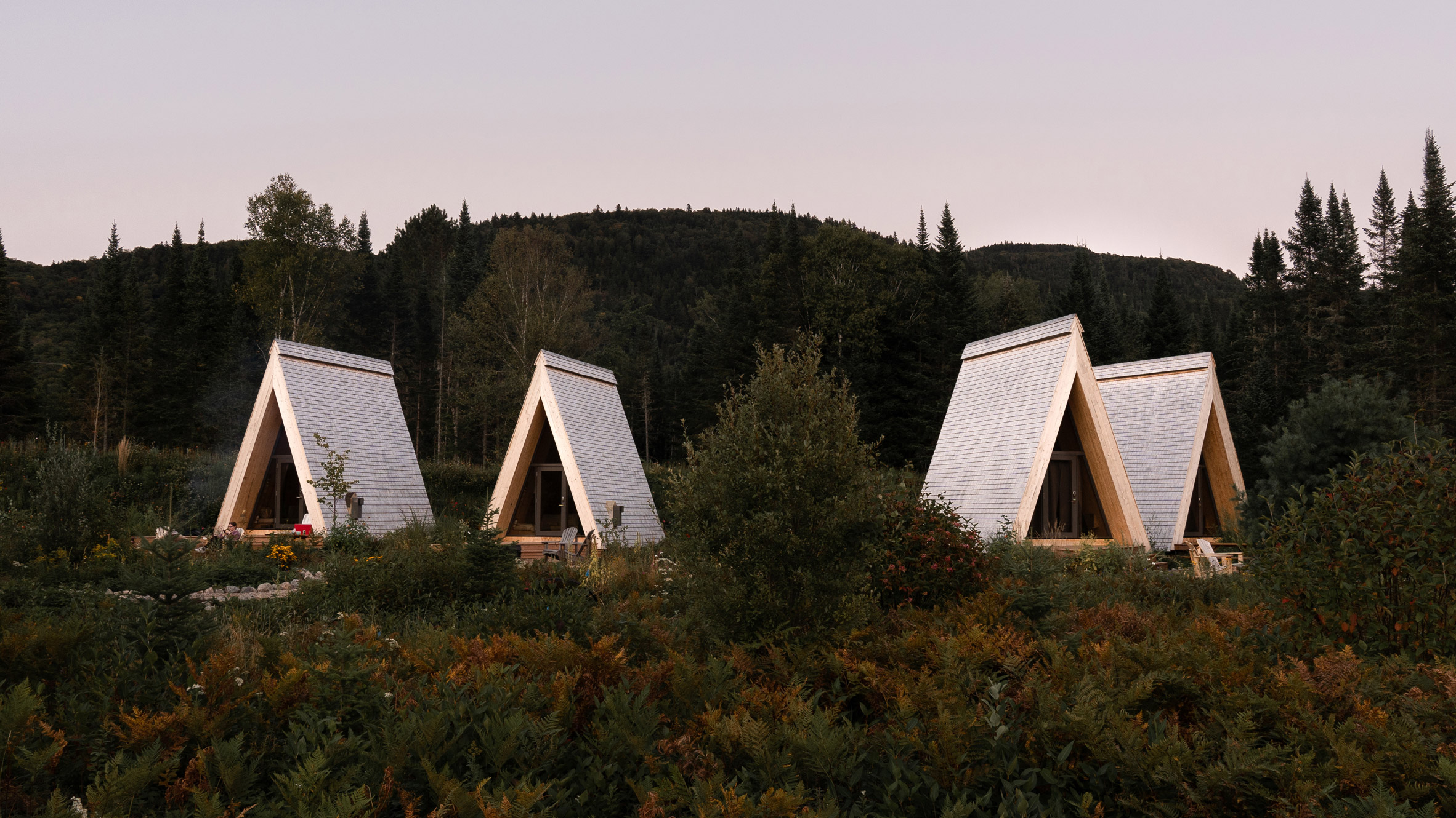 front view of the cabin Farouche Tremblant, Photo by RaphaÃ«l Thibodeau