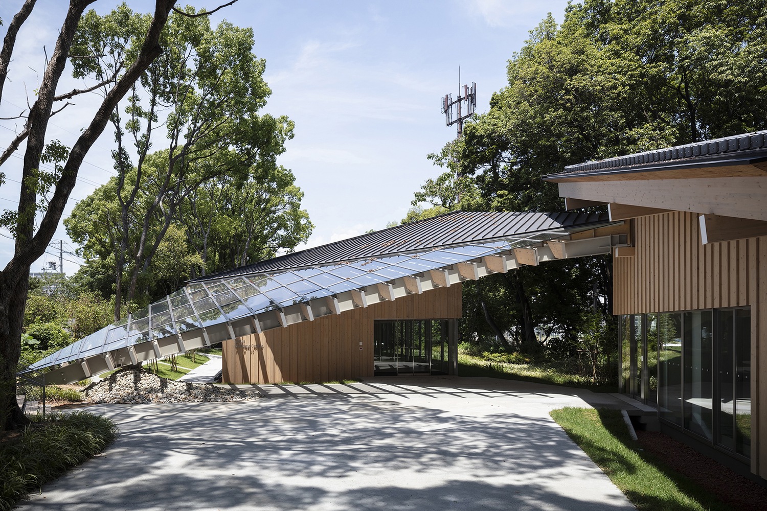 Deep eaves. Image taken from ArchDaily (cr: Norihito Yamauchi).