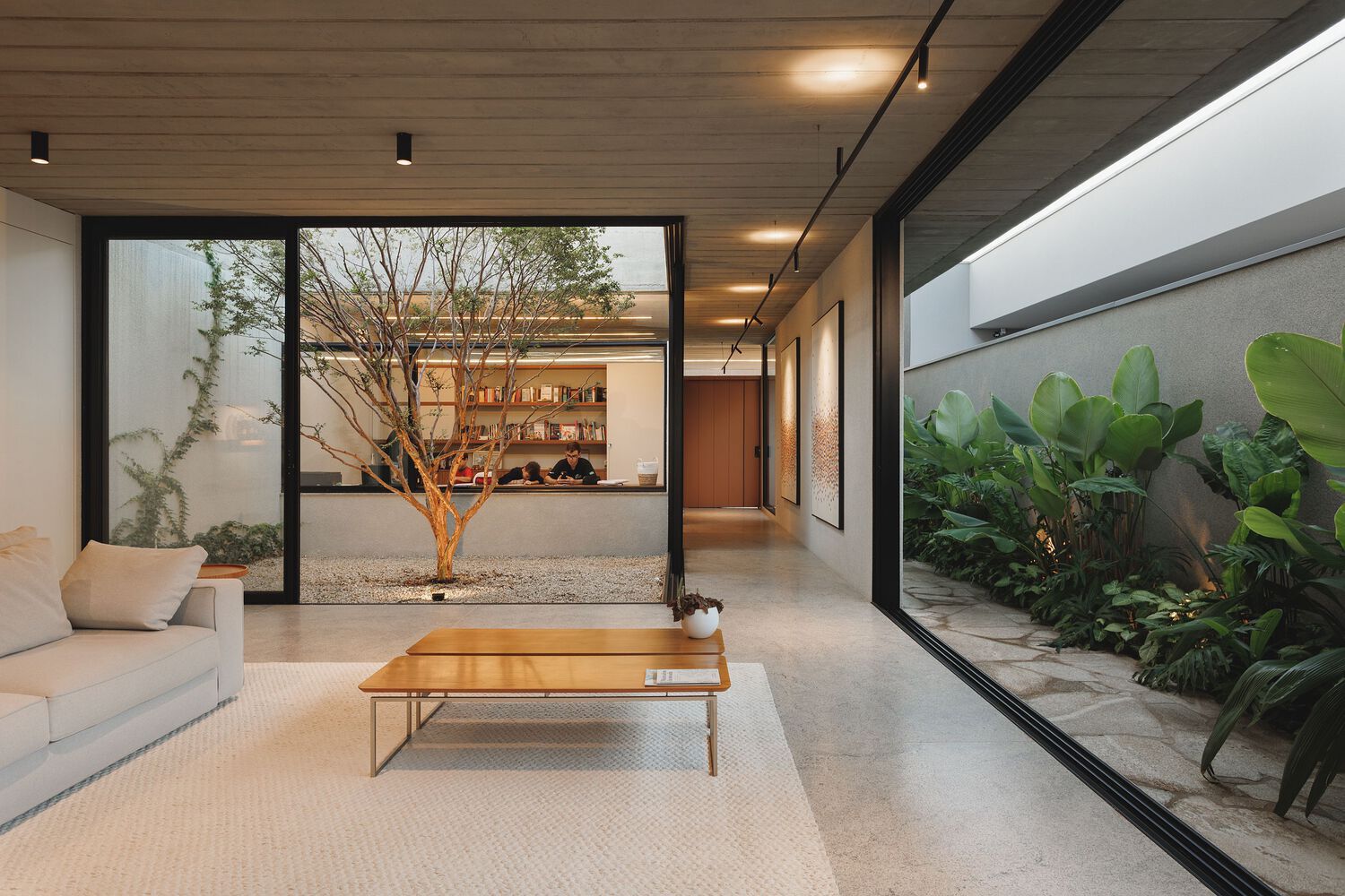 QUADROS House / Gruta.Arquitetos (cr: Daniel Santo)