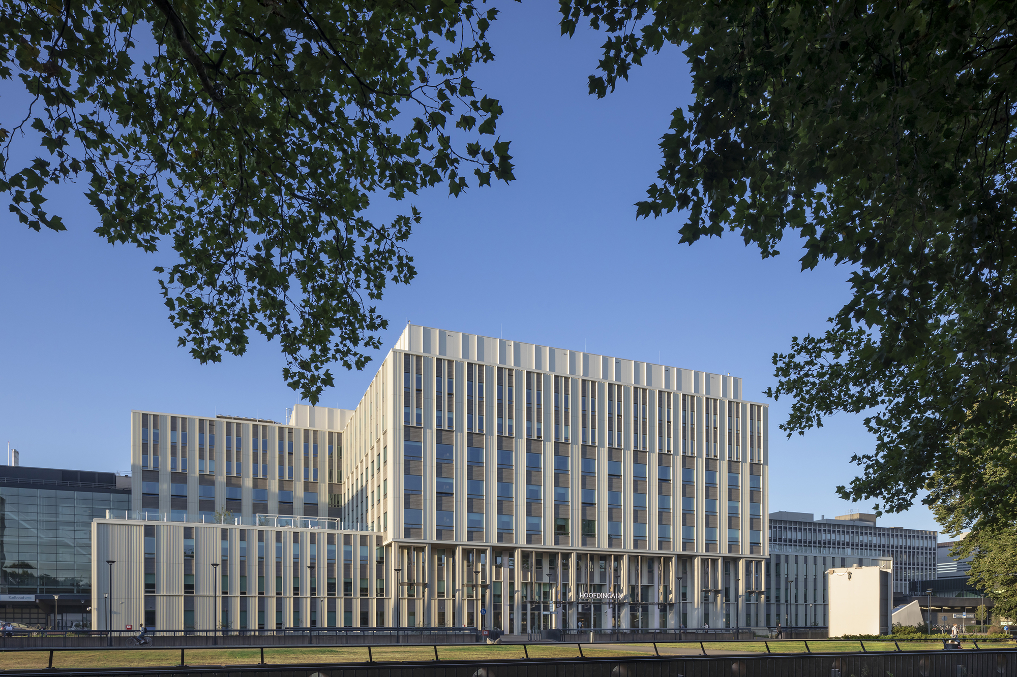 Radboudumcâs New Main Building by EMG architecten 