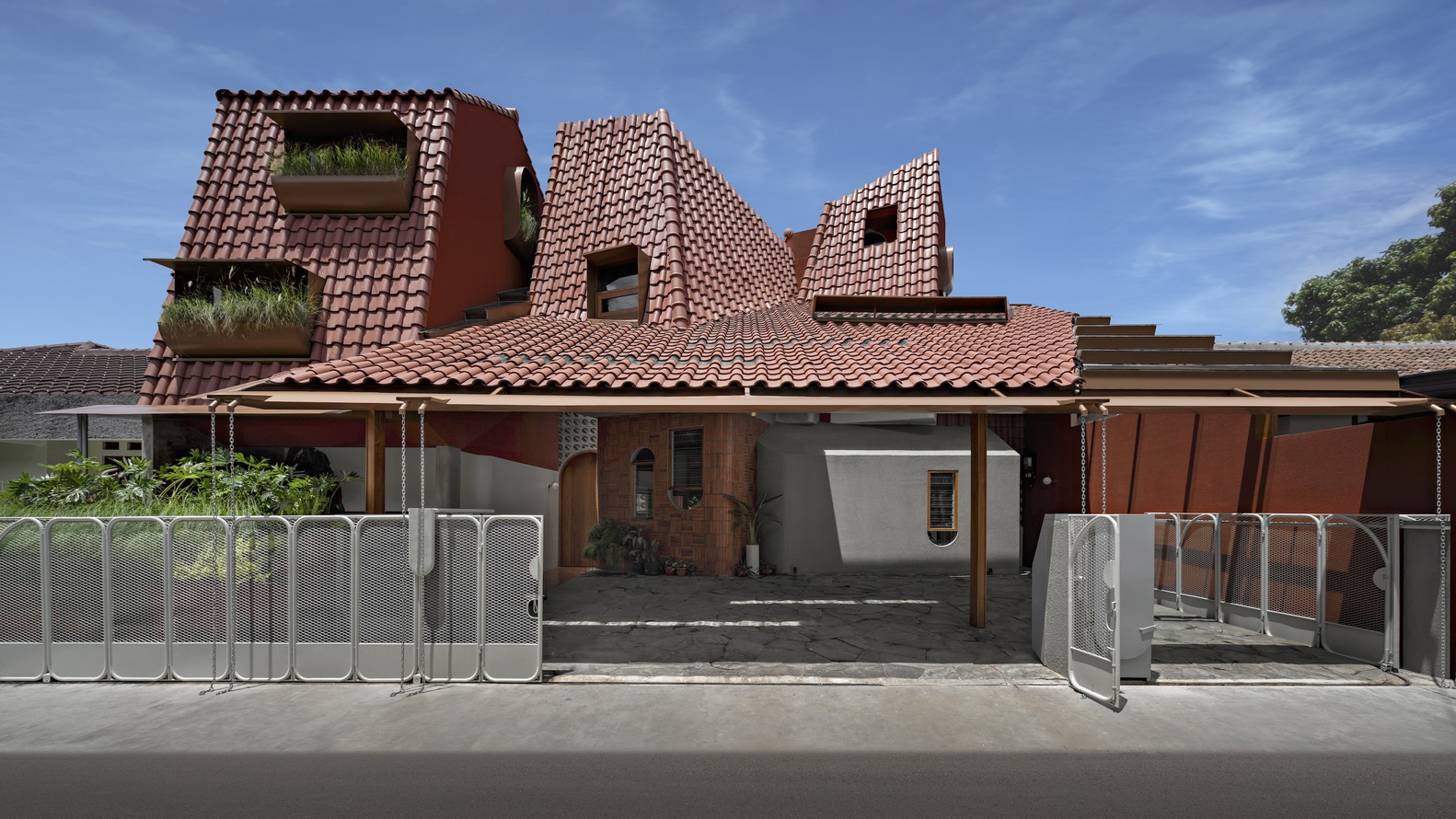 Front view Distracted House, Photo by Mario Wibowo