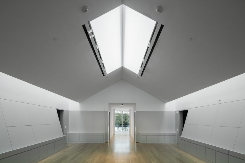 Menil Drawing Institute exhibition hall interior, Photo by Richard Barnes