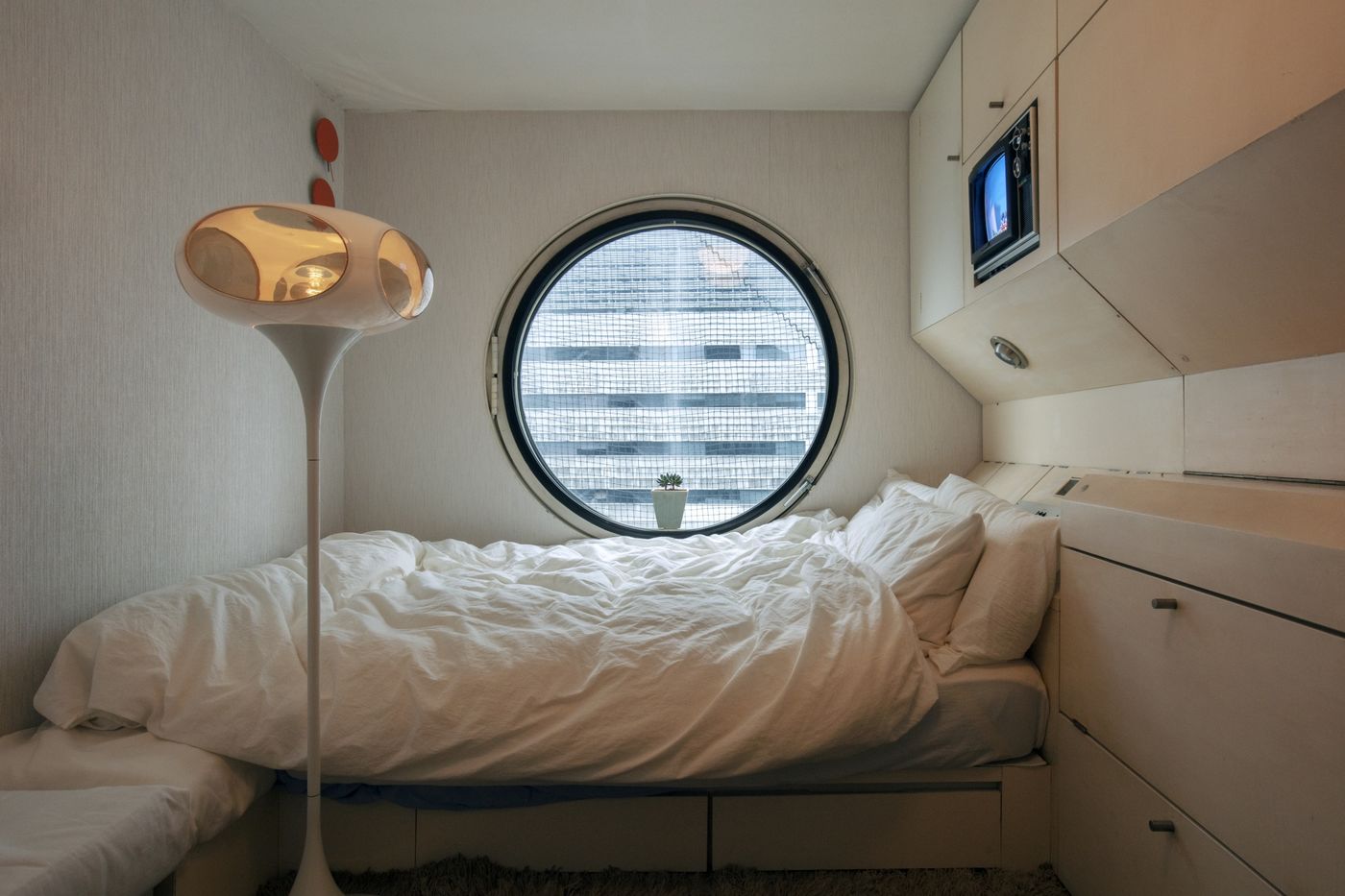 this capsule can only accommodate one person with the features and equipment made by the factory pre-assembled