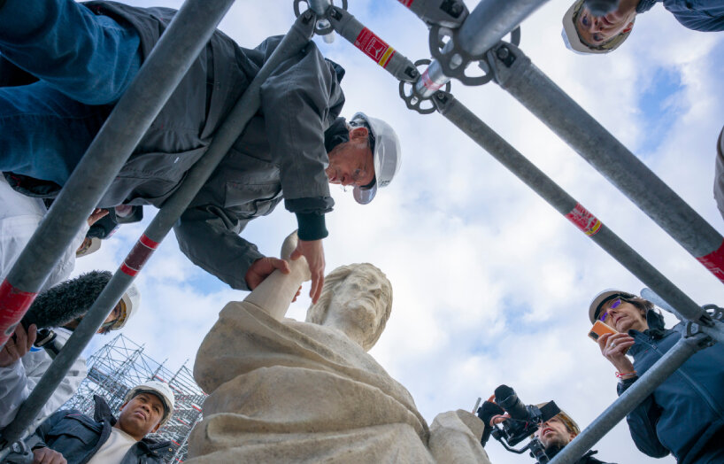 The process of installing the statue of Christ (cr: David Bordes)