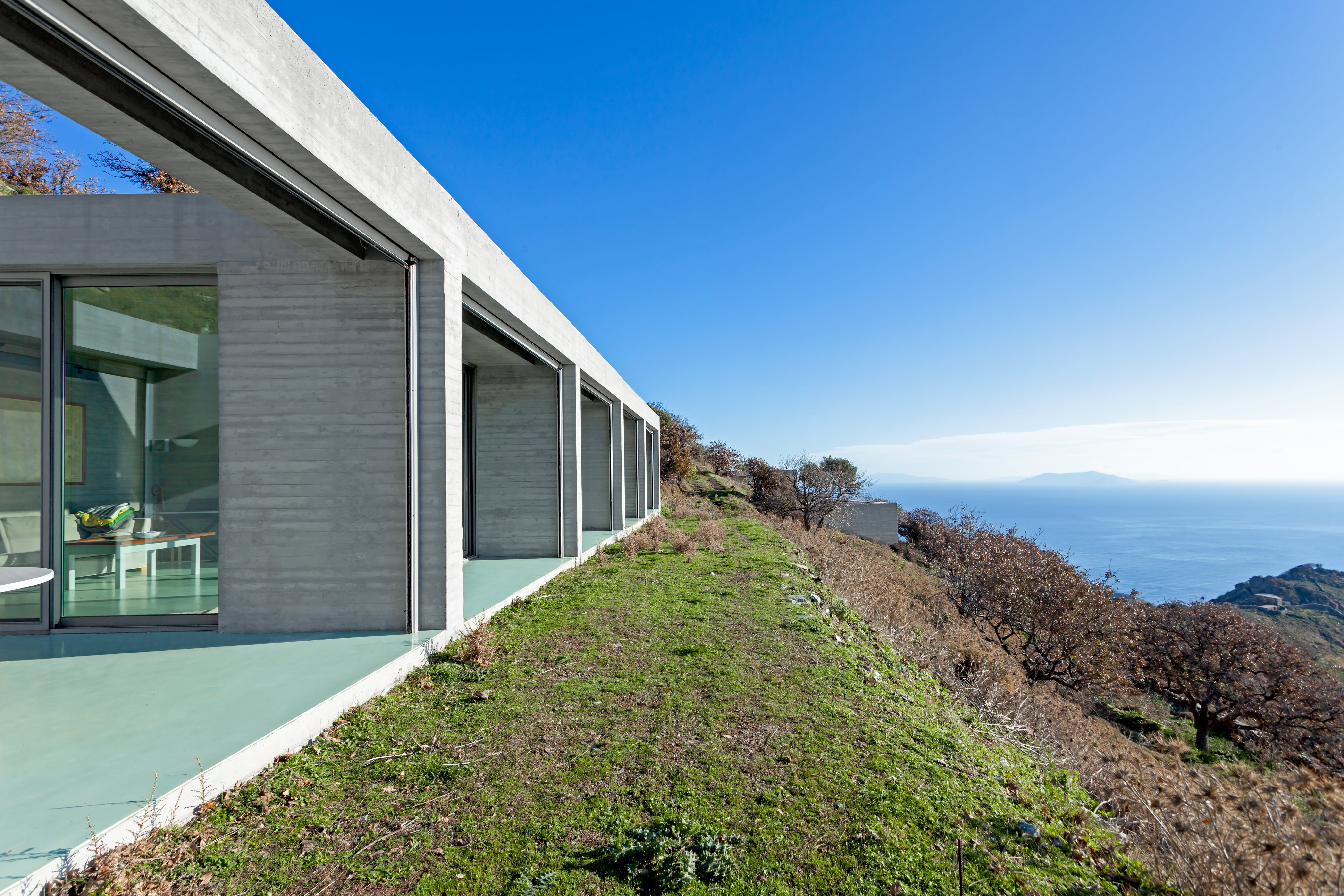 Side view of Parallel House, large windows leading to an open panorama