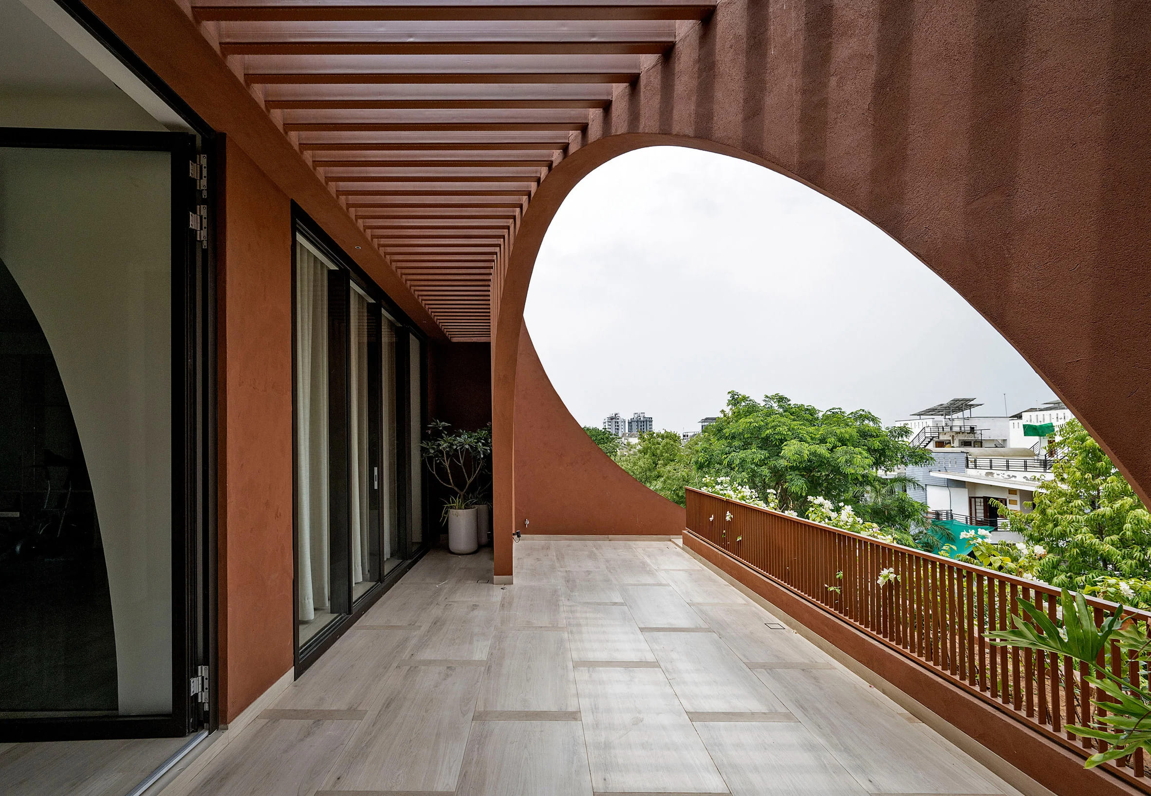 The balcony on the top floor of the house is equipped with a wooden canopy