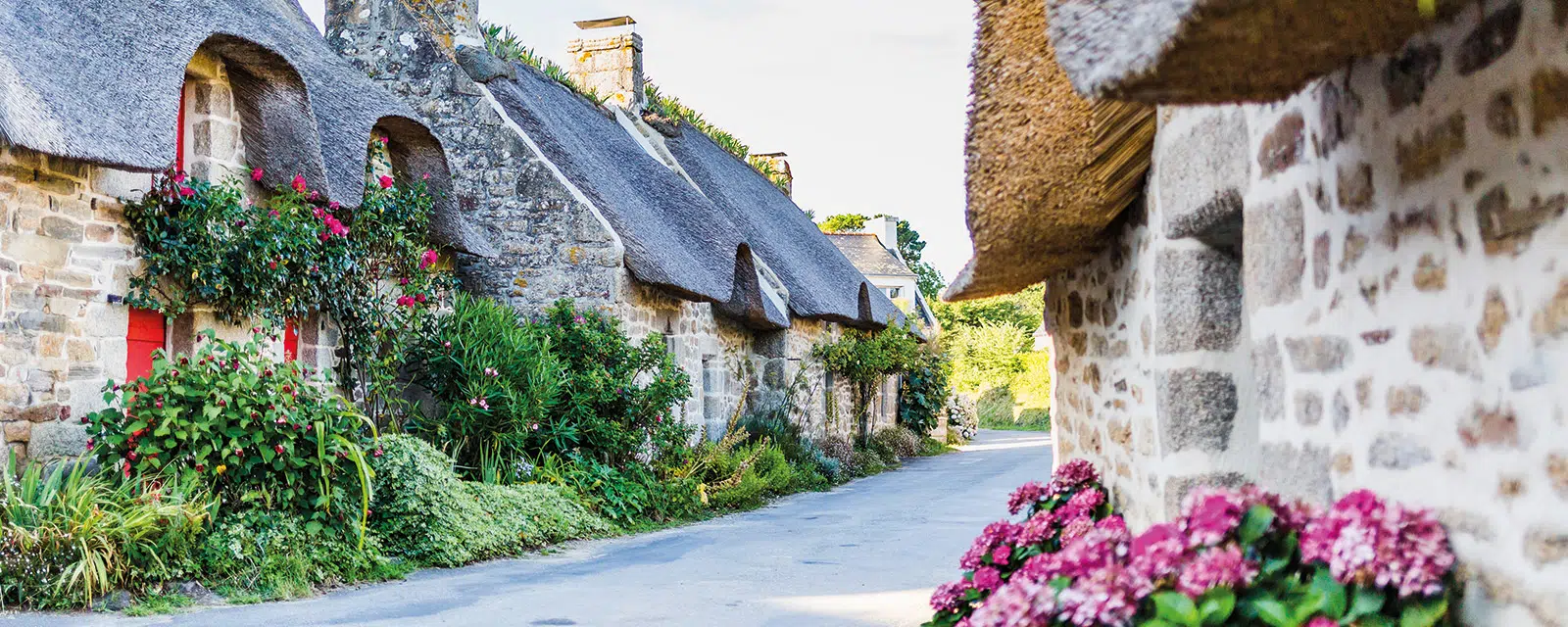 The row of thatched houses in KerascoÃ«t