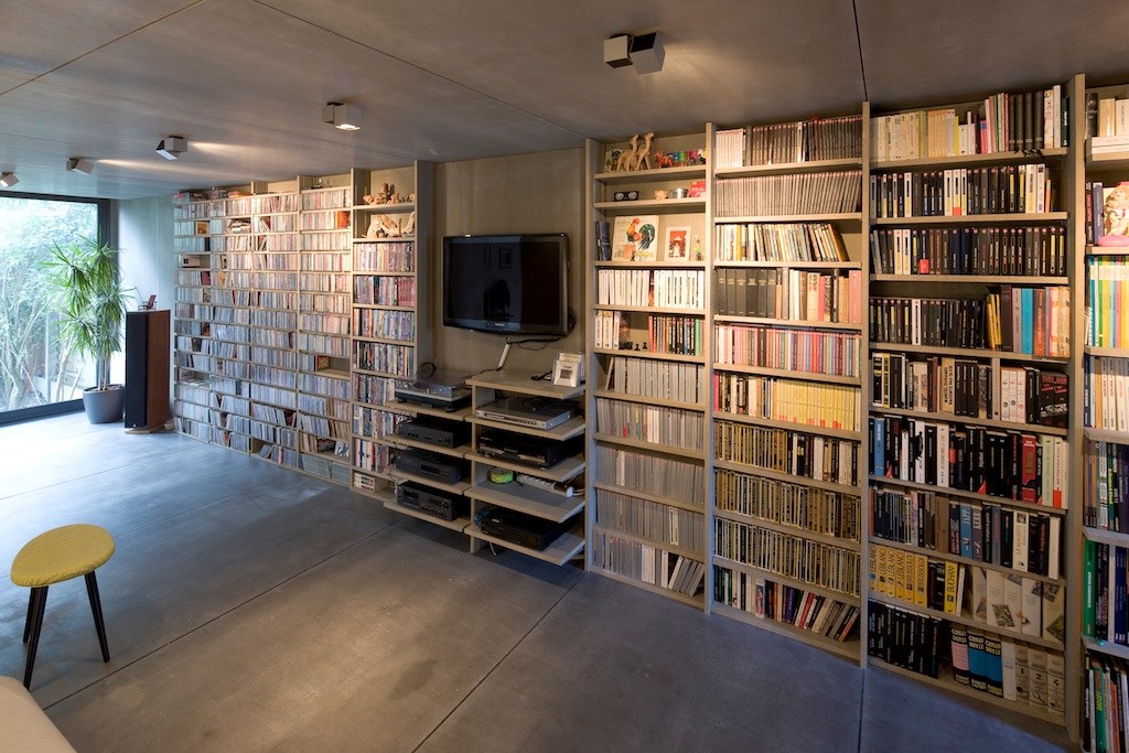 New volume interior equipped with lounge chairs for reading, watching and listening to music