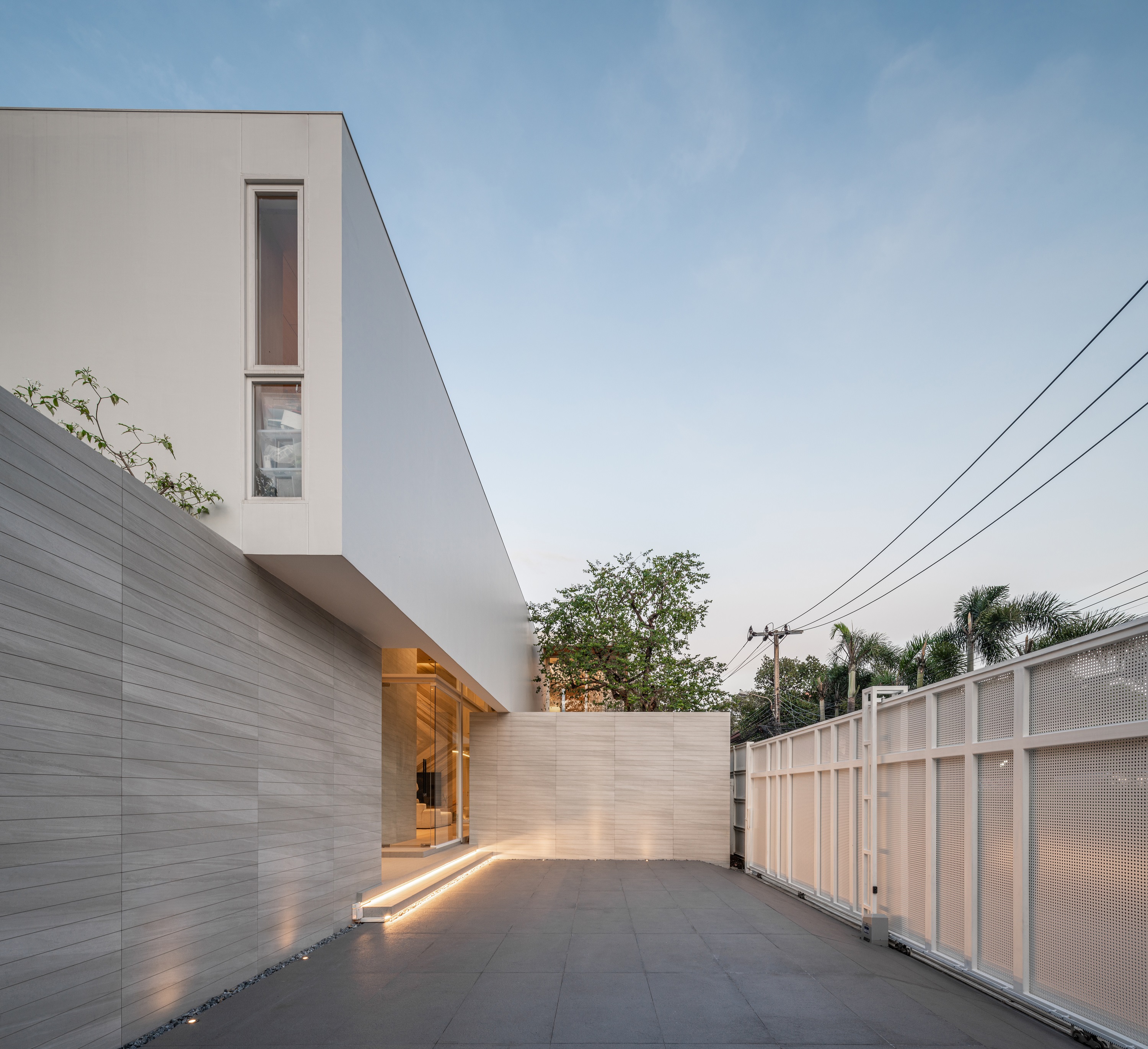 Front yard area of TJ House, Photo by SkyGround architectural film & photography