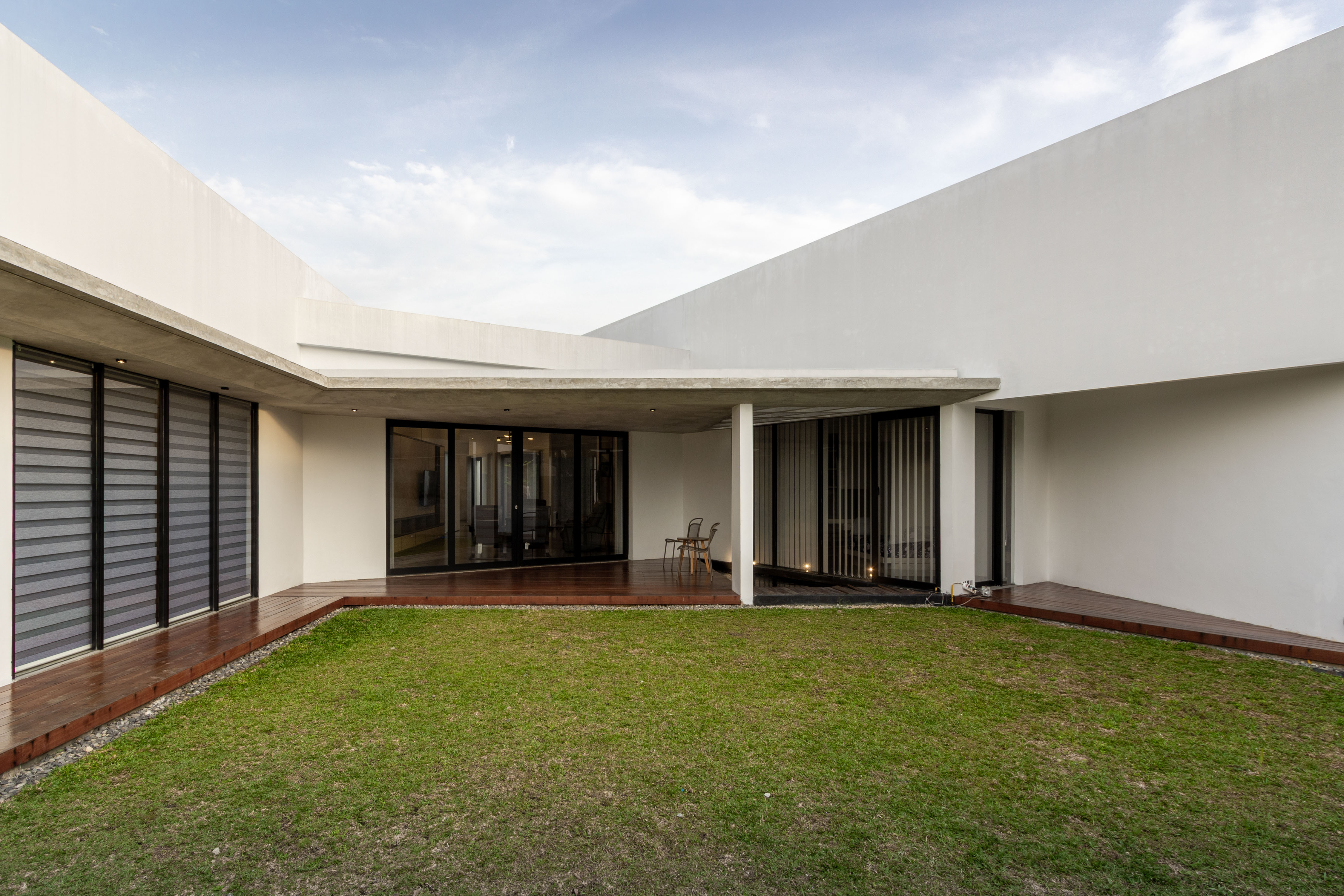 W House back garden interior, Photo by Andhika Nugraha Siregar