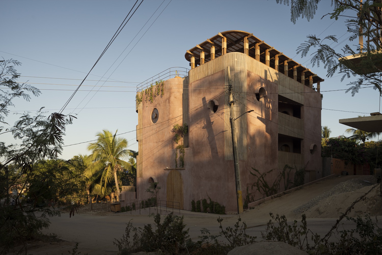 The main facade facing south (cr: Cesar Belio)