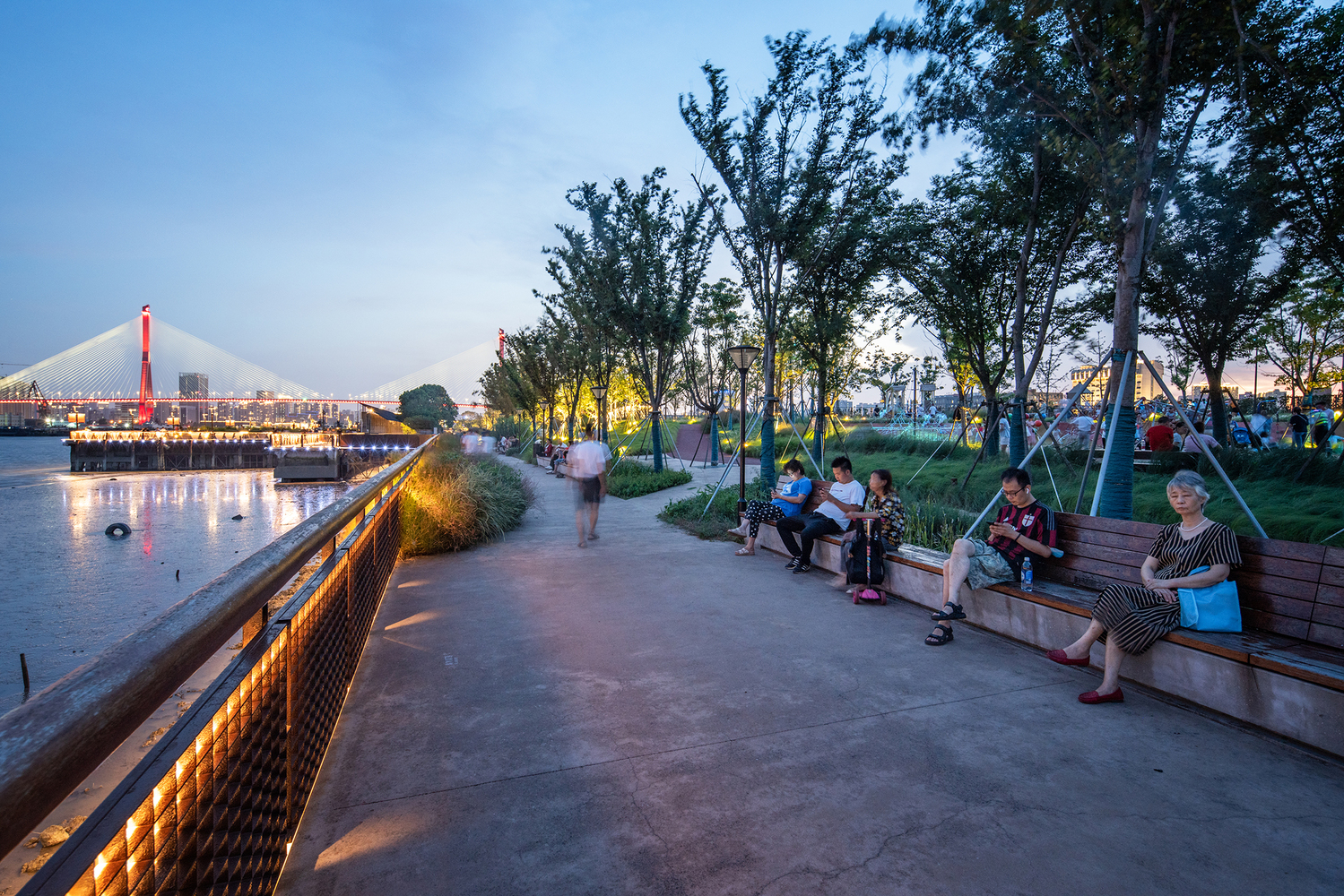 Yangpu Riverside Public Space by Da landscape (cr: Xiaohui Jin)