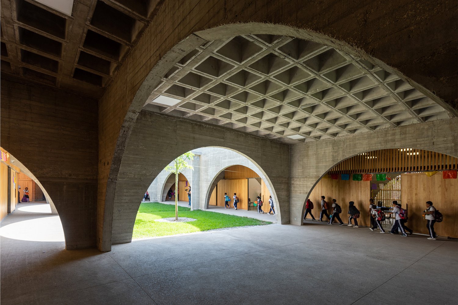 A structure of arches in two directions and bare slabs are the solution for the construction of Zapata School